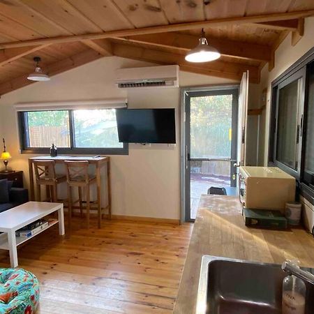 Bit Cabin Near The Airport Kfar Daniel Exterior foto