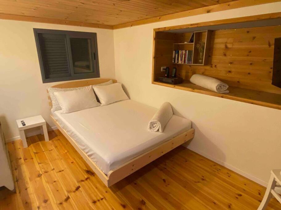 Bit Cabin Near The Airport Kfar Daniel Exterior foto